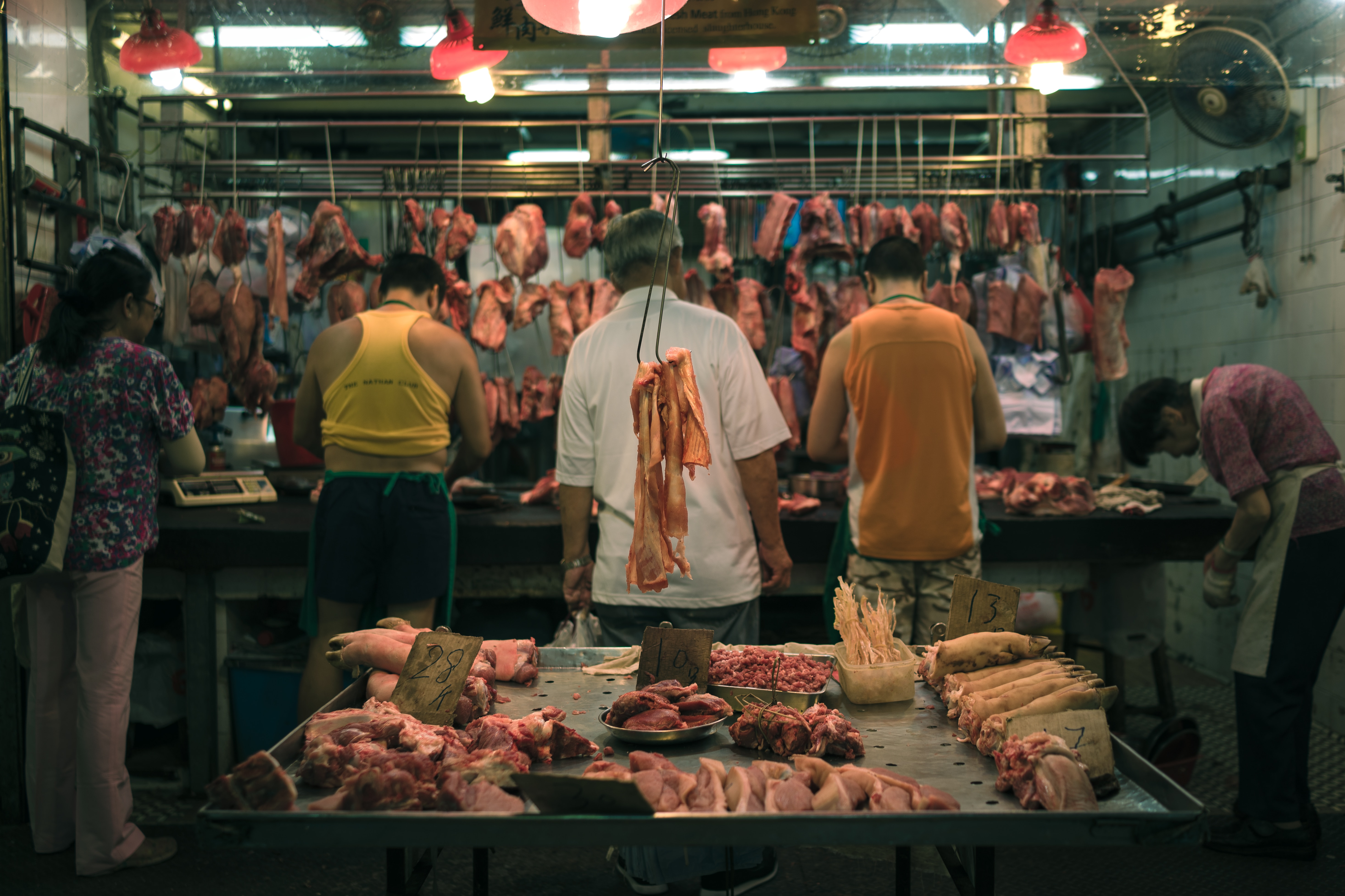 Het kopen van Grote Stukken Vlees in supermarkten